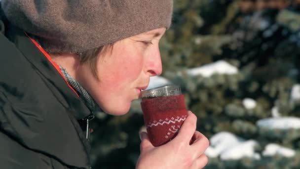 Kvinna Dricker Varmt Skog Vackra Vinterlandskap Med Snötäckta Granar — Stockvideo