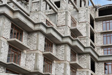 İnşaat, yapı iskeleleri ve beton altında yeni bina