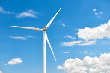 Rüzgar jeneratör parlak bulutlu gökyüzü olduğunu. Eko enerji kavramı.