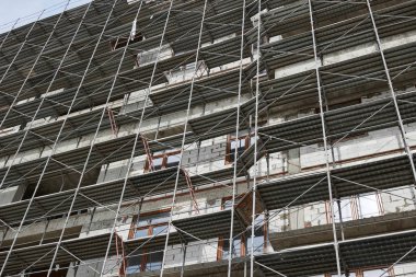 İnşaat, yapı iskeleleri ve beton altında yeni bina