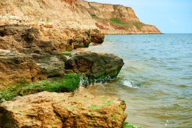 güzel deniz manzara, portre sahilde, Yalı yüksek tepeler, vahşi doğa ile taştan