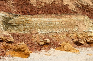 sahilde taş, Yalı yüksek tepeler, güzel tabiat manzarası ile closeup