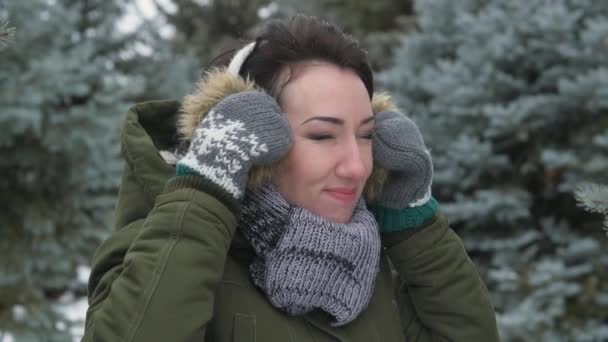 Vrouw Zetten Bont Oorkappen Haar Hoofd Mooi Landschap Met Besneeuwde — Stockvideo