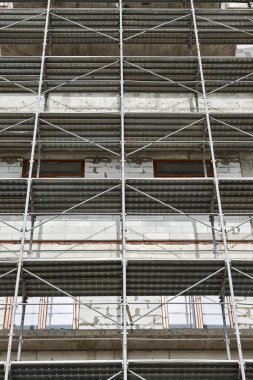 İnşaat, yapı iskeleleri ve beton altında yeni bina