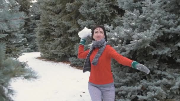 妇女投掷雪球在冬天森林 美丽的风景与雪的冷杉树 — 图库视频影像