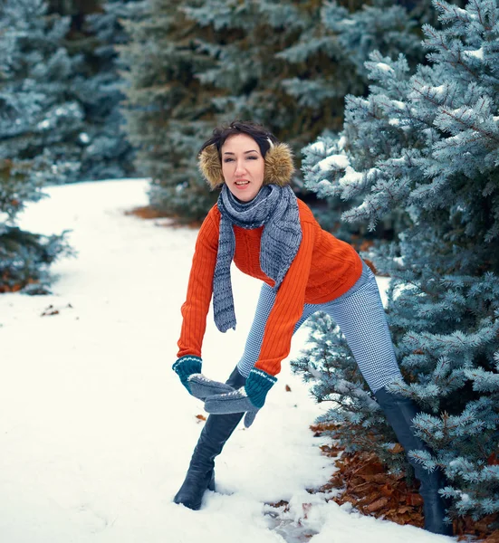 Mujer Está Posando Bosque Invierno Hermoso Paisaje Con Abetos Nevados — Foto de Stock
