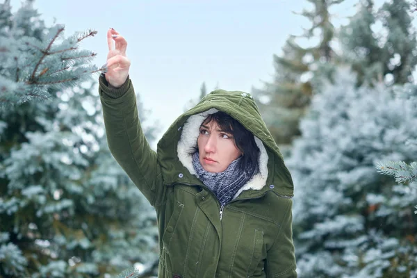 Mujer Triste Está Tocando Ramas Abeto Bosque Invierno — Foto de Stock