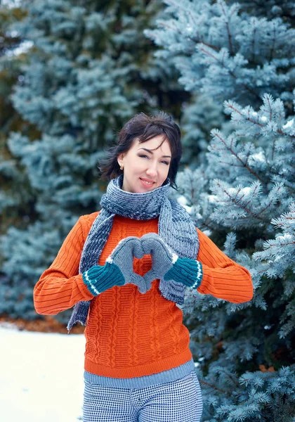 Mujer Está Posando Bosque Invierno Hermoso Paisaje Con Abetos Nevados — Foto de Stock