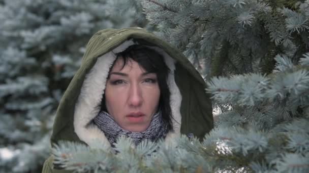 Λυπημένη Γυναίκα Που Παρουσιάζουν Στο Δάσος Του Χειμώνα Και Κρύβονται — Αρχείο Βίντεο