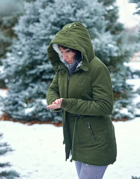 Mujer Triste Posando Bosque Invierno Abetos Nevados — Foto de Stock