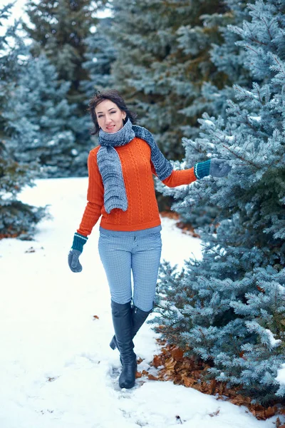 Hermosa Mujer Está Posando Bosque Invierno Paisaje Brillante Con Abetos — Foto de Stock