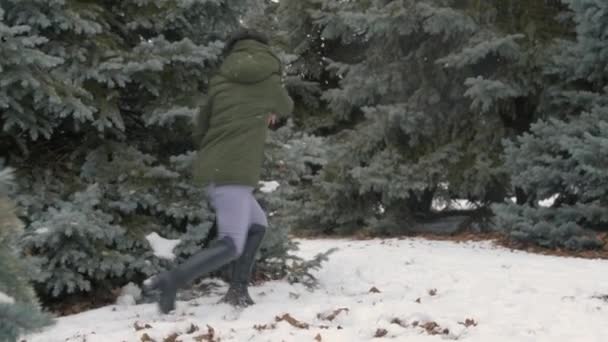 妇女和女孩在冬天的森林里玩雪球 美丽的风景与雪杉树 — 图库视频影像