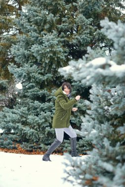 Kış orman, güzel manzara karlı köknar ağaçları ile eğleniyor kadın