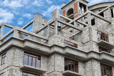 İnşaat, yapı iskeleleri ve beton altında yeni bina