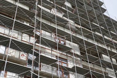 İnşaat, yapı iskeleleri ve beton altında yeni bina