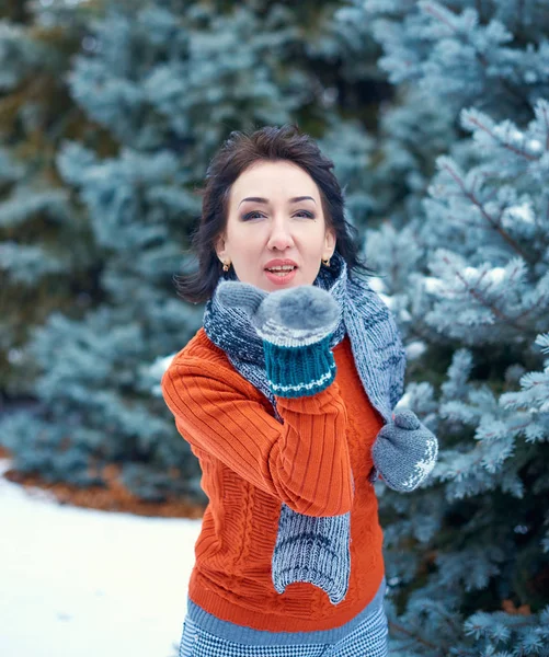 여자는 전나무 나무와 풍경에에서 스웨터 — 스톡 사진