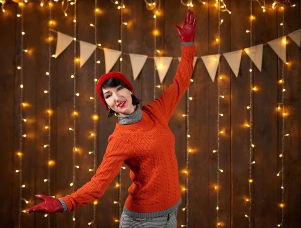 Schöne Frau Posiert Mit Roten Handschuhen Auf Dunklem Holzgrund Weihnachtsbeleuchtung — Stockfoto