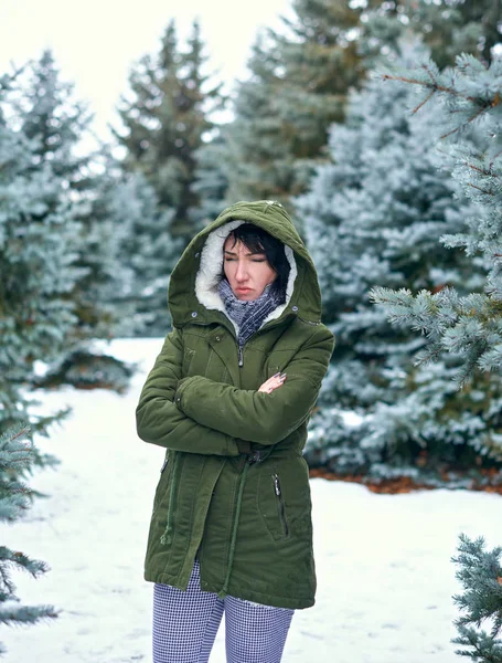 Mujer Triste Posando Bosque Invierno Abetos Nevados — Foto de Stock