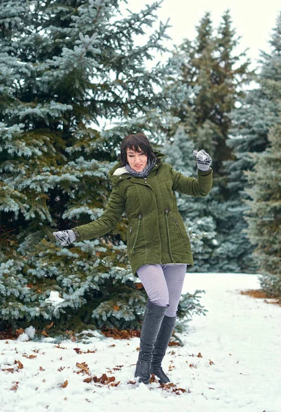 Mulher Divertindo Floresta Inverno Bela Paisagem Com Abetos Nevados — Fotografia de Stock