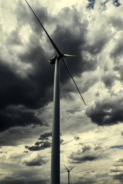 Der Windgenerator Steht Dunklen Stürmischen Himmel — Stockfoto