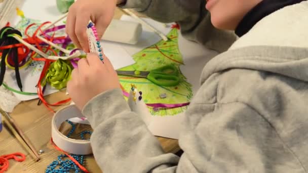 Niño Niño Está Haciendo Decoración Para Las Vacaciones Artesanía Juguetes — Vídeos de Stock