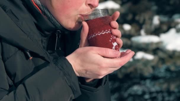 Donna Sta Bevendo Caldo Nella Foresta Bellissimo Paesaggio Invernale Con — Video Stock