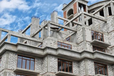 İnşaat, yapı iskeleleri ve beton altında yeni bina