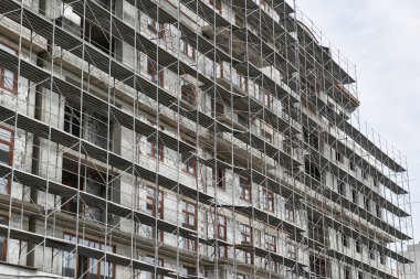 İnşaat, yapı iskeleleri ve beton altında yeni bina