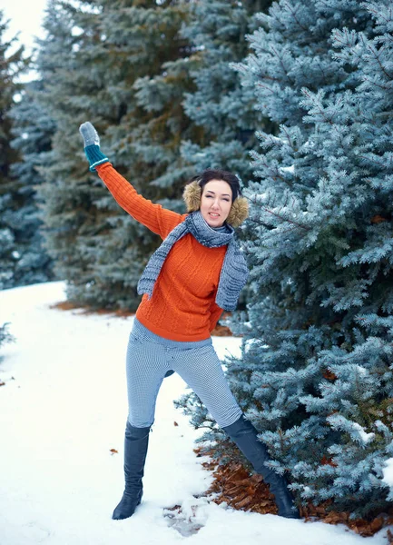 여자는 전나무 나무와 풍경에에서 스웨터와 — 스톡 사진