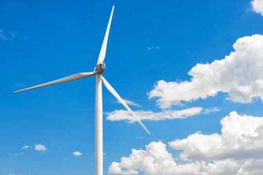 Rüzgar jeneratör parlak bulutlu gökyüzü olduğunu. Eko enerji kavramı.
