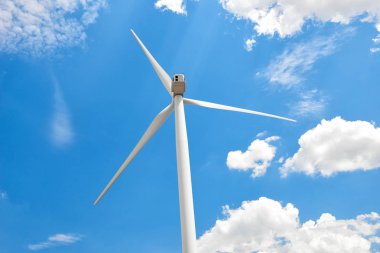 Rüzgar jeneratör parlak bulutlu gökyüzü olduğunu. Eko enerji kavramı.