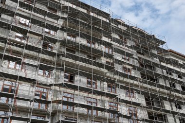 İnşaat, yapı iskeleleri ve beton altında yeni bina