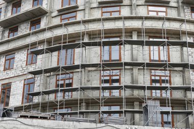 İnşaat, yapı iskeleleri ve beton altında yeni bina