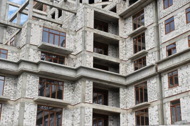 İnşaat, yapı iskeleleri ve beton altında yeni bina