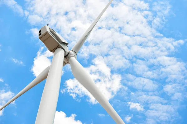 Der Windgenerator Steht Wolkenverhangenen Himmel Ökoenergiekonzept — Stockfoto