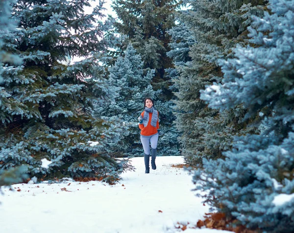 Mujer Está Corriendo Bosque Invierno Hermoso Paisaje Con Abetos Nevados — Foto de Stock