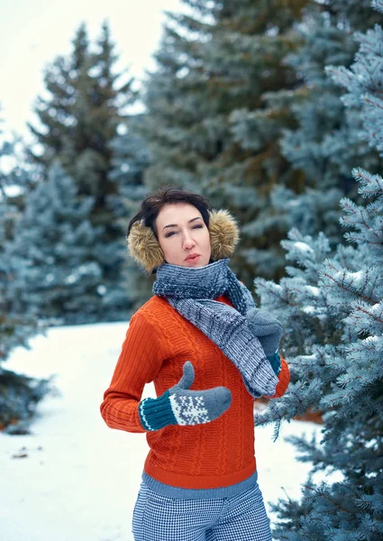 Mujer Está Posando Bosque Invierno Hermoso Paisaje Con Abetos Nevados — Foto de Stock