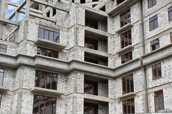 İnşaat, yapı iskeleleri ve beton altında yeni bina