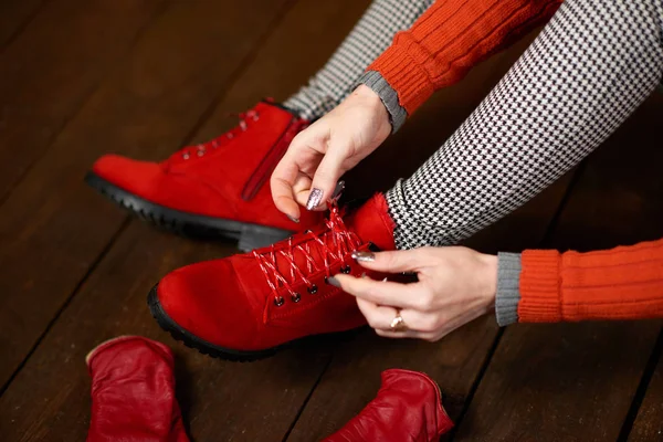 Beautiful Woman Gets Red Shoes Dark Wooden Background Dressed Red — ストック写真