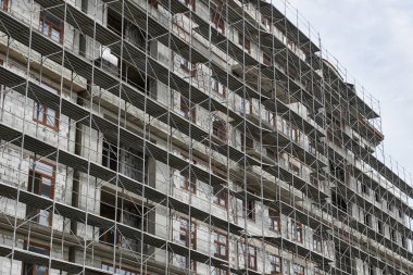 İnşaat, yapı iskeleleri ve beton altında yeni bina