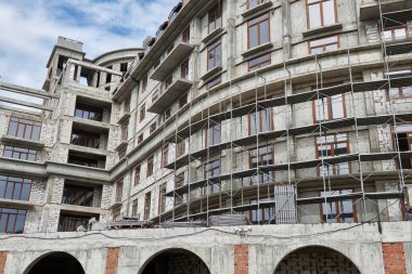 İnşaat, yapı iskeleleri ve beton altında yeni bina