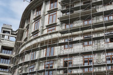 İnşaat, yapı iskeleleri ve beton altında yeni bina