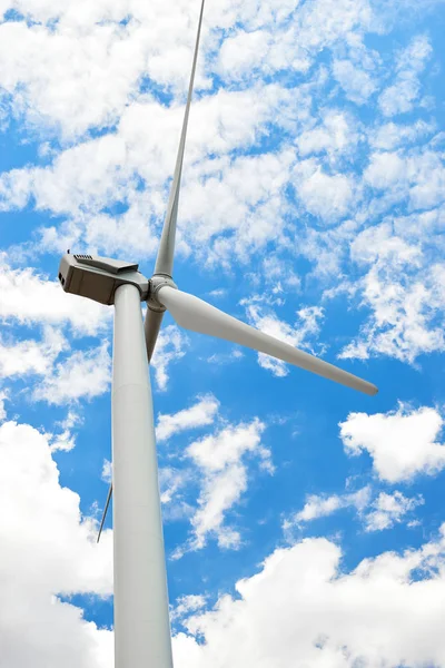 Der Windgenerator Steht Wolkenverhangenen Himmel Ökoenergiekonzept — Stockfoto