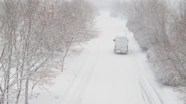 Temporada Inverno Carro Monta Uma Estrada Nevada — Vídeo de Stock