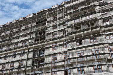 İnşaat, yapı iskeleleri ve beton altında yeni bina