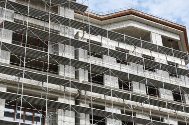 İnşaat, yapı iskeleleri ve beton altında yeni bina