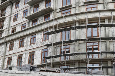 İnşaat, yapı iskeleleri ve beton altında yeni bina