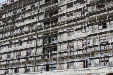 İnşaat, yapı iskeleleri ve beton altında yeni bina