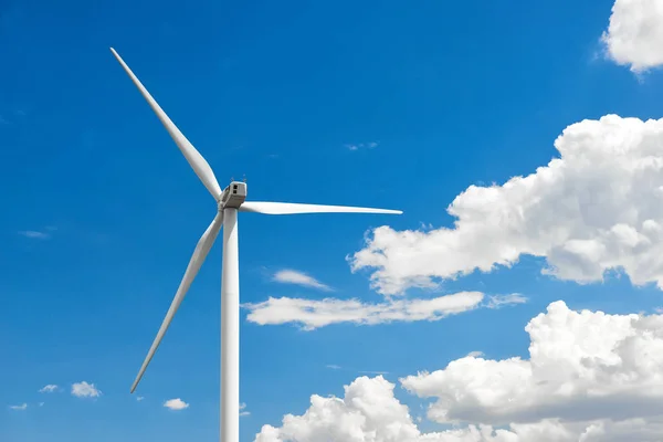 Der Windgenerator Steht Wolkenverhangenen Himmel Ökoenergiekonzept — Stockfoto