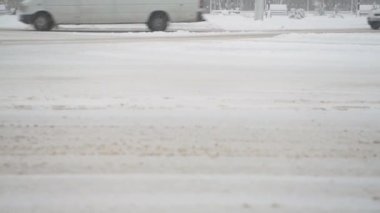 Şehirde kış yol. Araba sürmek sürmek karlı kavşak üzerinden.